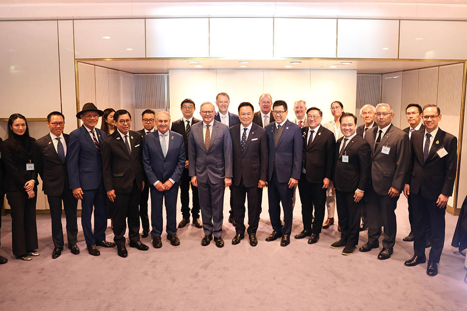 Group of Thai delegates standing with Australian PM and Trade Minister