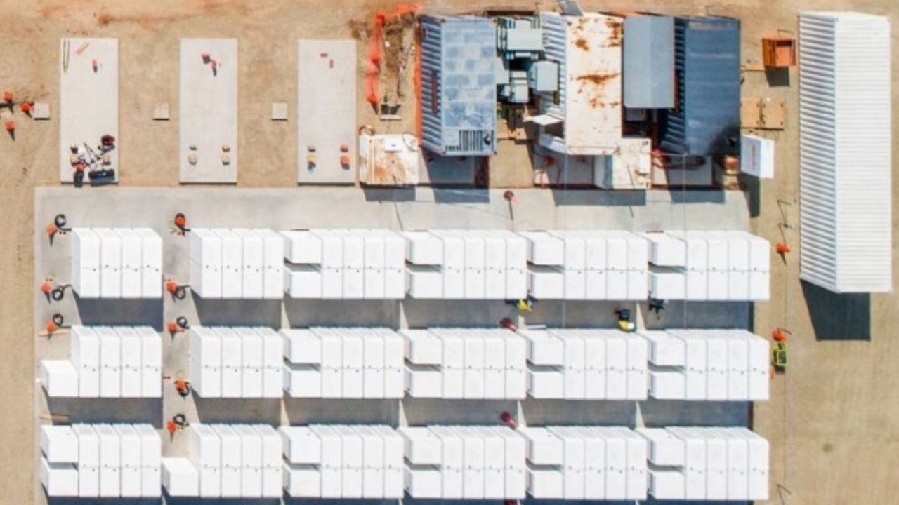 Aerial image of a grid of steel battery containers as part of the WA long duration battery under construction. Credit: Neoen
